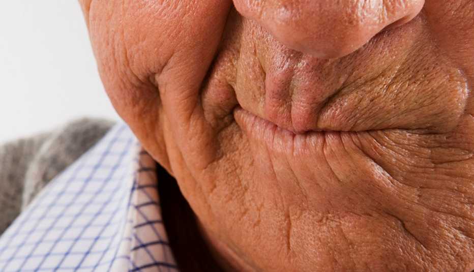 Un hombre mayor hace una mueca de frustración. Un hombre mayor hace una mueca de frustración.