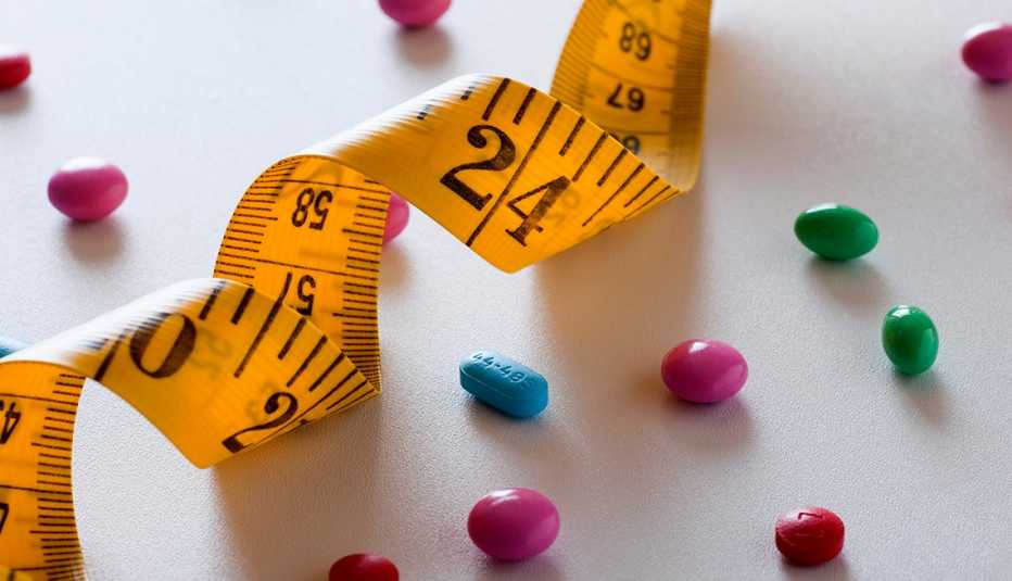 Cinta de medir y pastillas de colores Cinta de medir y pastillas de colores