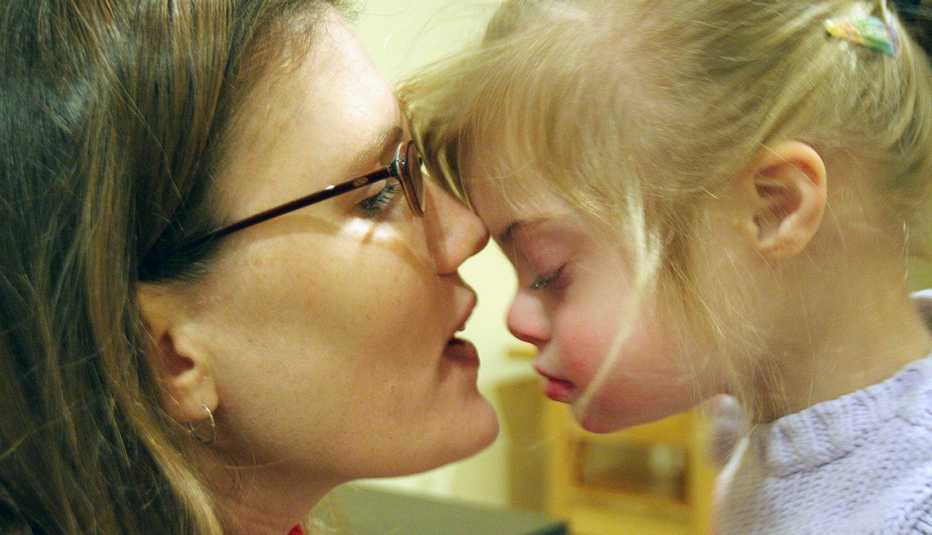 Madre e hija con sus caras juntas