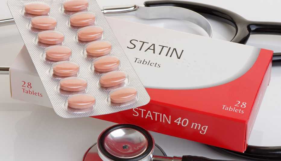 Medicamentos para el colesterol y un estetoscopio