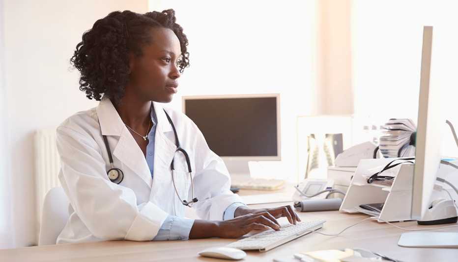 Médico frente a su computador