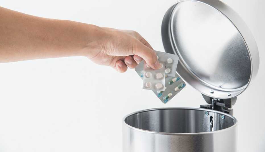 Tirando medicamentos expirados