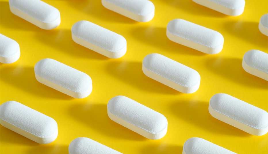 Píldoras en cápsulas blancas en un fondo amarillo. Píldoras en cápsulas blancas en un fondo amarillo.