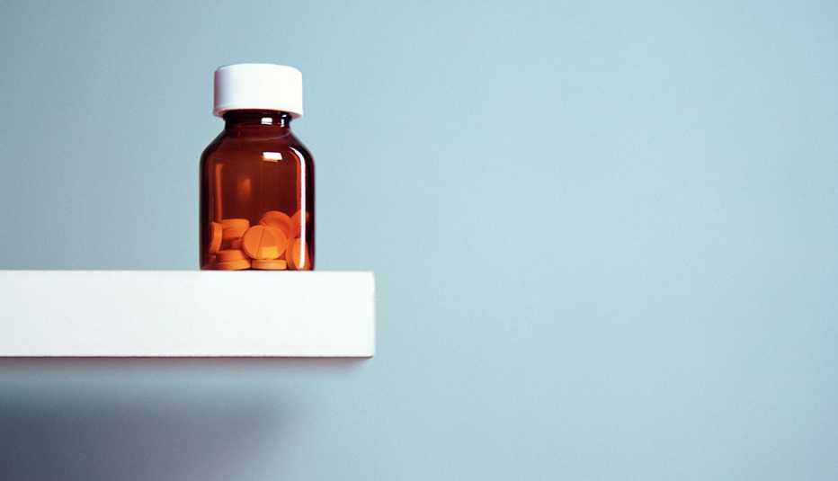 Frasco de medicamentos sobre una tablilla