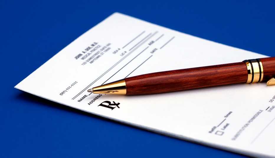 Bolígrafo sobre una libreta de recetas