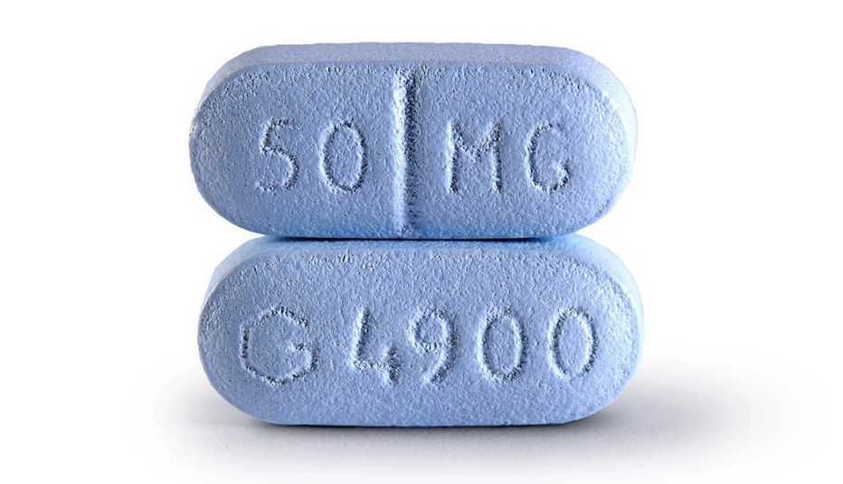Parte frontal y trasera de una pastilla ovalada y azul, sertraline