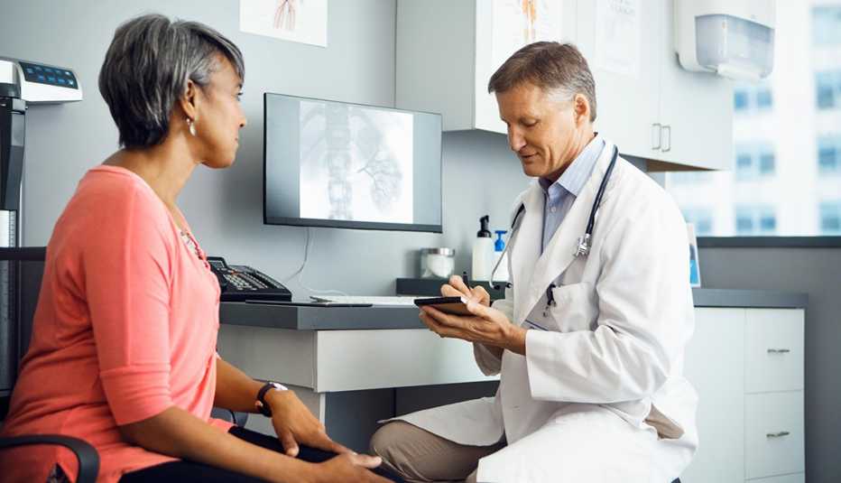 Doctor atiende a su paciente