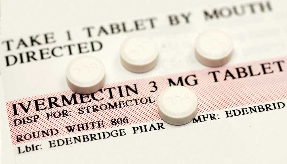 Etiqueta de Ivermectin de 3 mg y varias pastillas sobre la etiqueta Etiqueta de Ivermectin de 3 mg y varias pastillas sobre la etiqueta