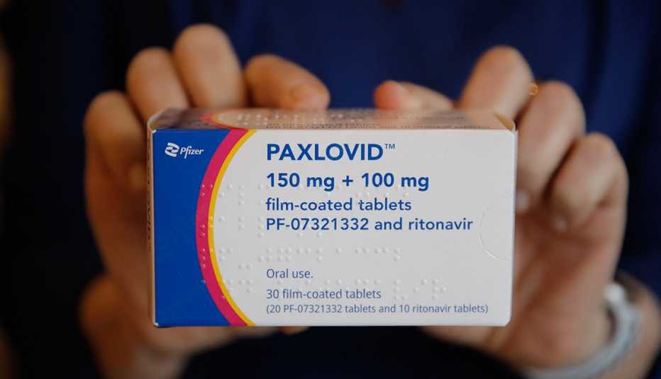 Una persona sostiene un empaque del medicamento Paxlovid contra la COVID-19 Una persona sostiene un empaque del medicamento Paxlovid contra la COVID-19