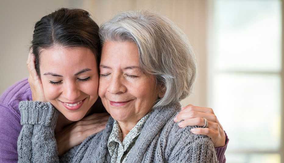 Madre e hija se abrazan