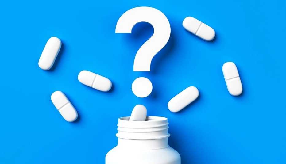Un frasco blanco de pastillas con un signo de interrogación sobre un fondo azul Un frasco blanco de pastillas con un signo de interrogación sobre un fondo azul
