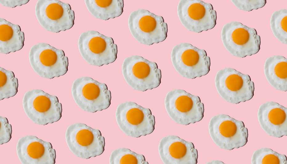 Docenas de huevos fritos sobre un fondo rosado