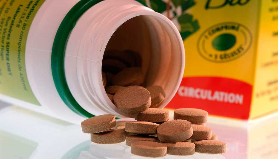 Un frasco de vitaminas derramado