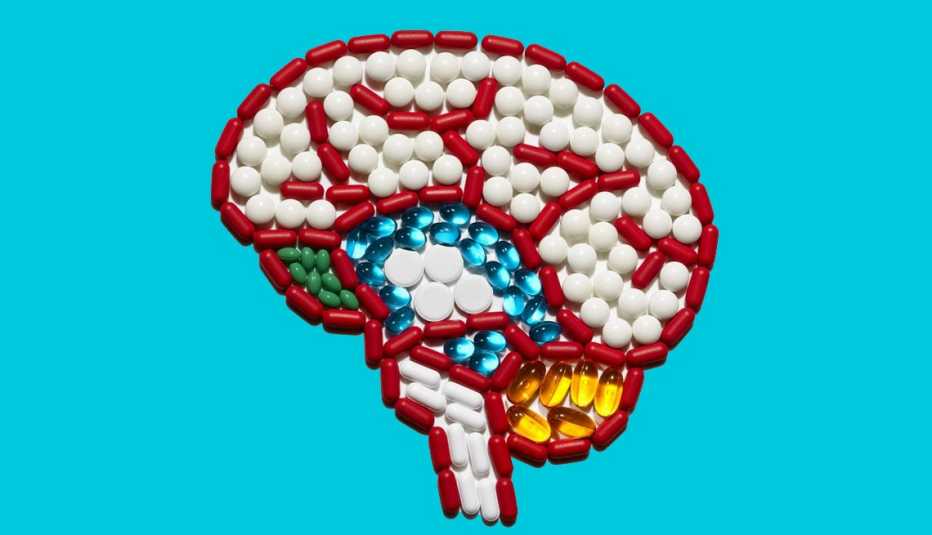 Un cerebro formado por multivitaminas de diferentes colores y formas