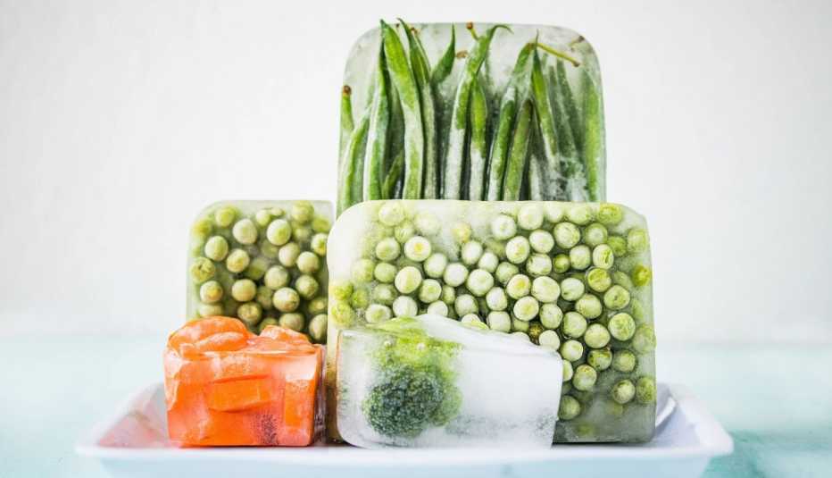 Varios vegetales congelados sobre una bandeja.