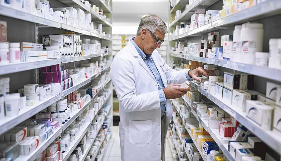 Farmacéutico en un pasillo de farmacia