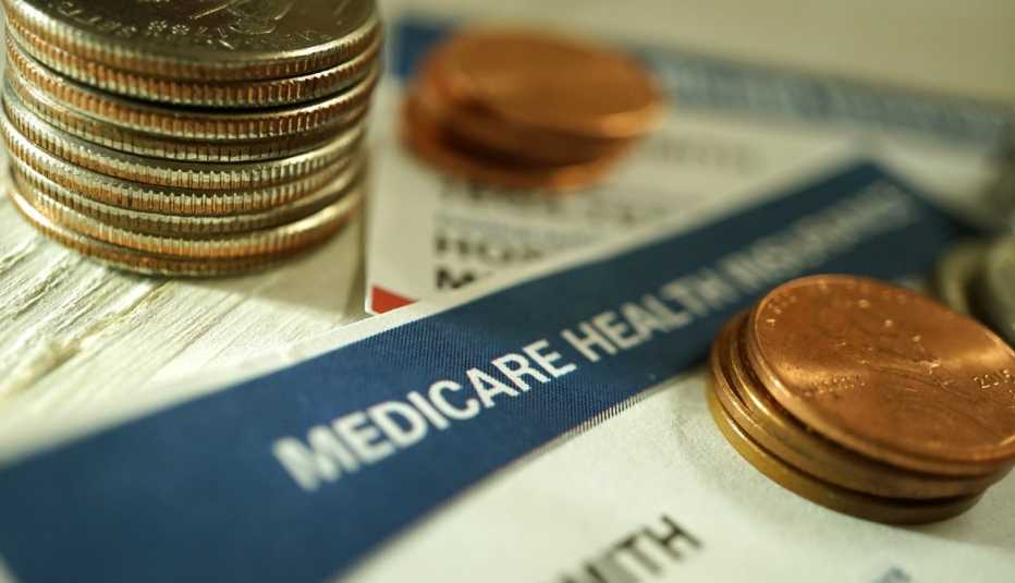 Monedas sobre un tarjeta de Medicare