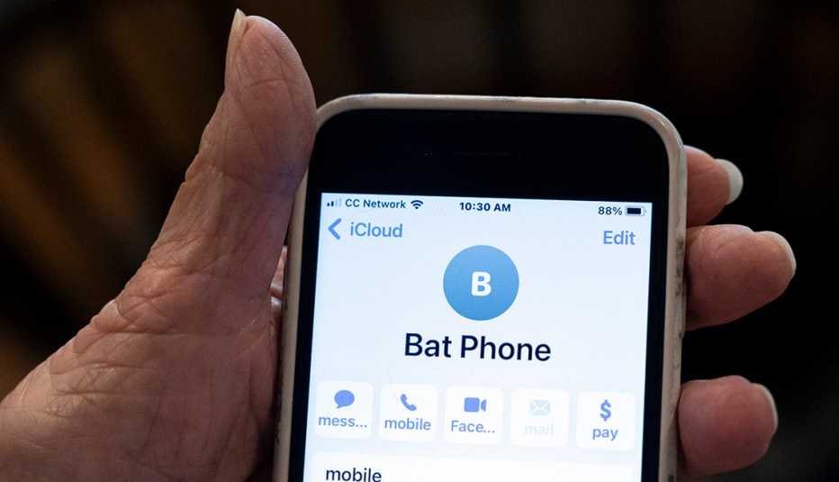 Pat Cutillo, de 85 años, muestra cómo almacena el número de teléfono BAT del Dr. Meyer en sus contactos