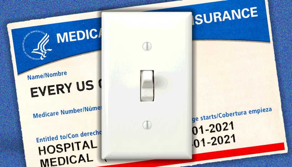 Tarjeta de Medicare y un interruptor de luz