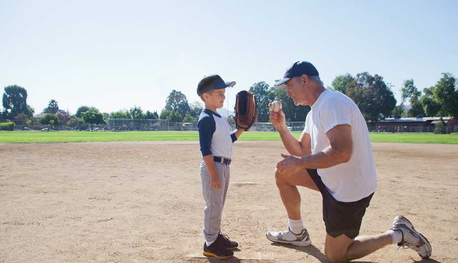 Abuelo y nieto jugando béisbol