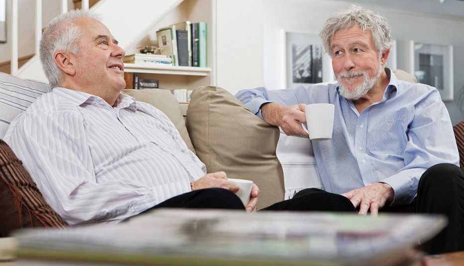 Amigos hombres en un sofá