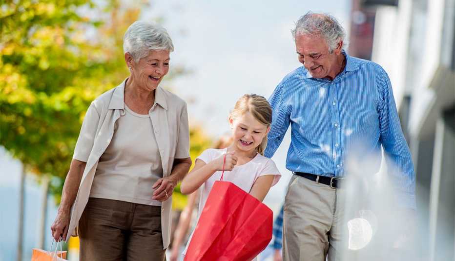 Abuelos de compra con su nieta