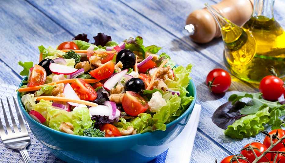 Ensalada servida en un plato