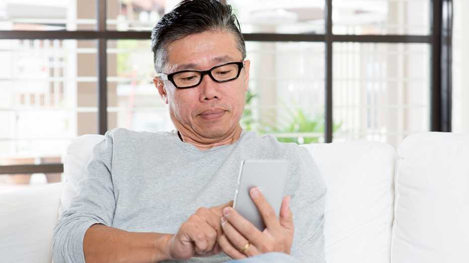 Hombre mirando su celular