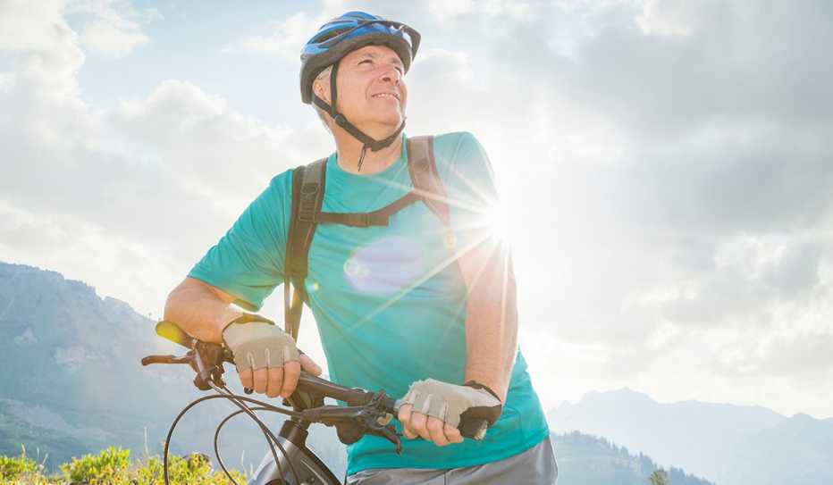 Hombre con su bicicleta