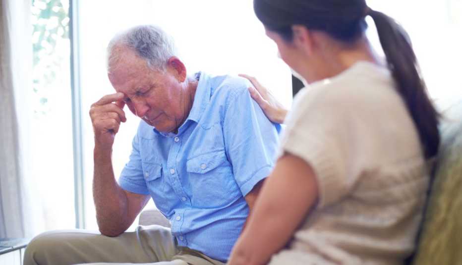 Mujer consolando a un hombre Mujer consolando a un hombre