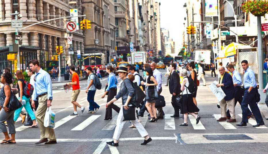 Multitud cruza una calle en una ciudad