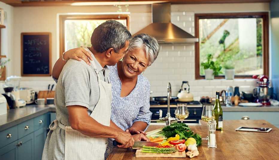 Pareja cocinando juntos en la cocina Pareja cocinando juntos en la cocina
