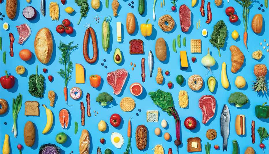 Frutas, verduras, carnes, harinas sobre un fondo azul