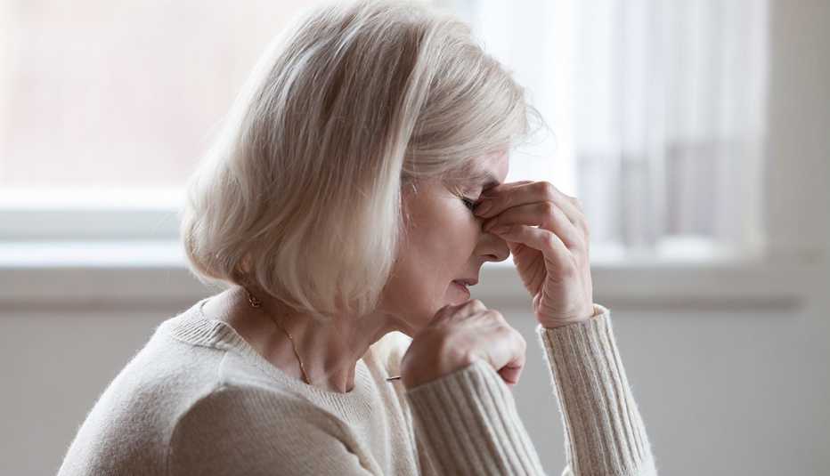 Mujer con dolor de cabeza Mujer con dolor de cabeza