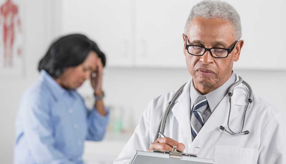 Doctor recetando a su paciente 