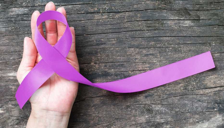 Mujer sostiene una cinta que forma un lazo