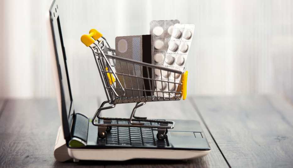 Carrito de compras, medicamentos, tarjeta de crédito y computadora