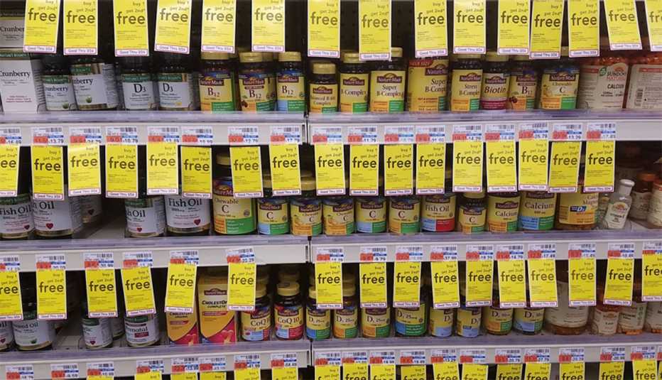 Estante de vitaminas en una tienda