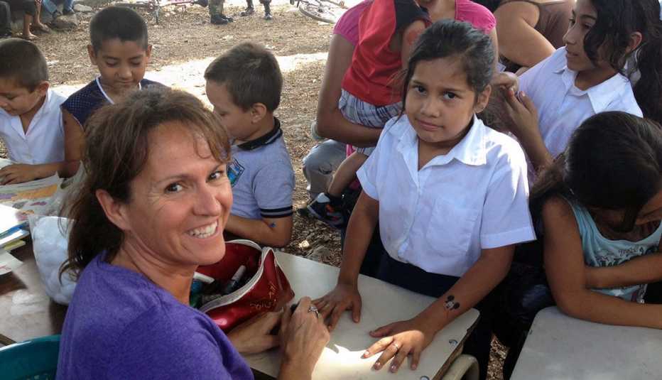 Sonya Vangelderen pinta las uñas de una niña Sonya Vangelderen pinta las uñas de una niña