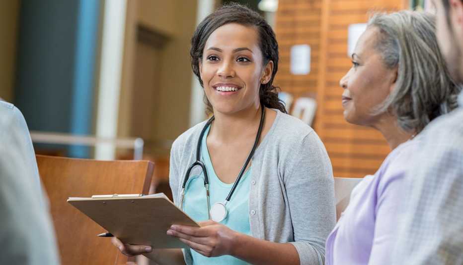 Profesional de la salud habla con pacientes