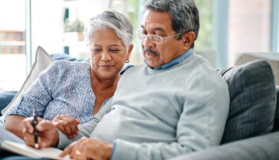Una pareja mirando información en un cuaderno