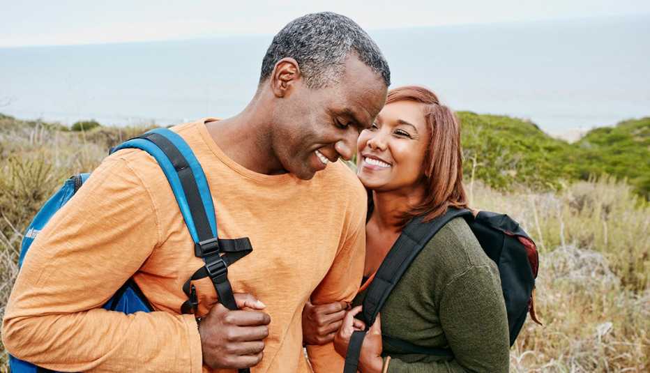 Una pareja hace una caminata Una pareja hace una caminata
