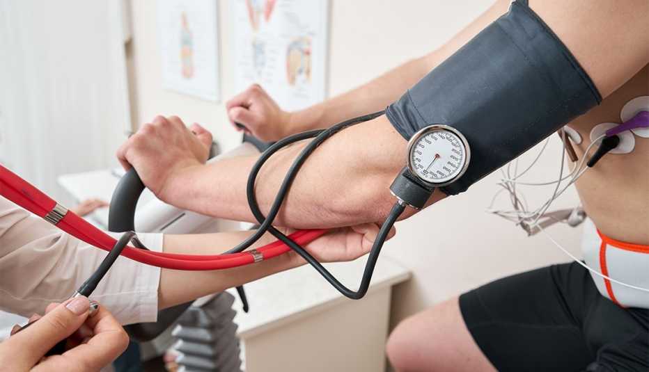 Médico examina la salud cardiovascular de un paciente