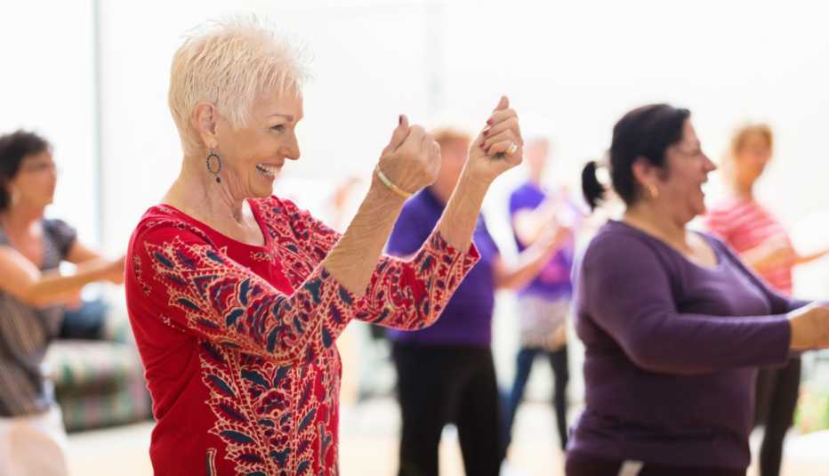 Varias mujeres en una clase de baile