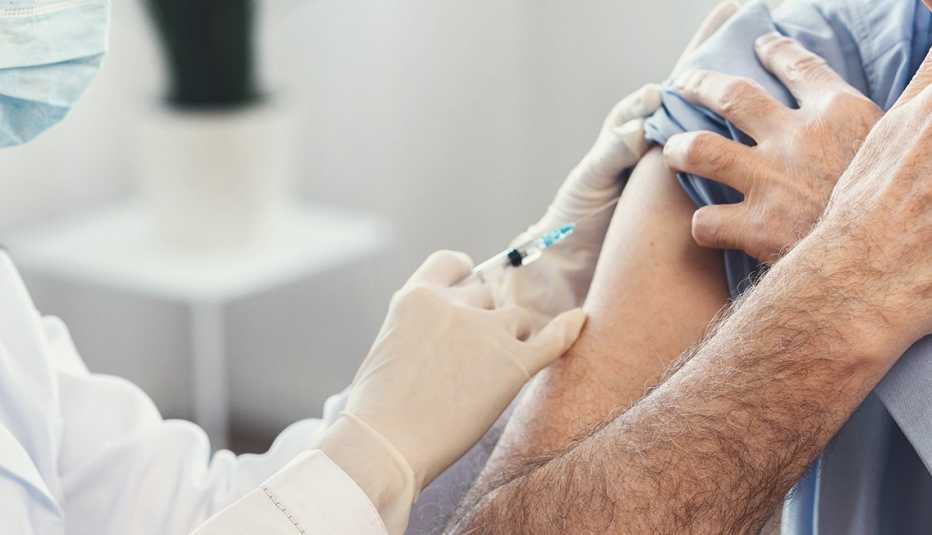 Un hombre recibe la vacuna contra la gripe Un hombre recibe la vacuna contra la gripe