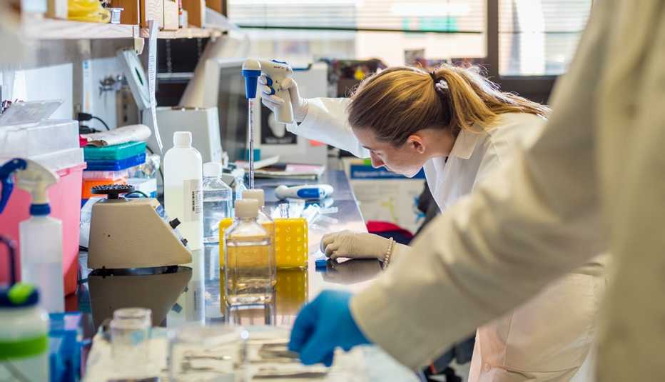 Científicos trabajan en un laboratorio Científicos trabajan en un laboratorio