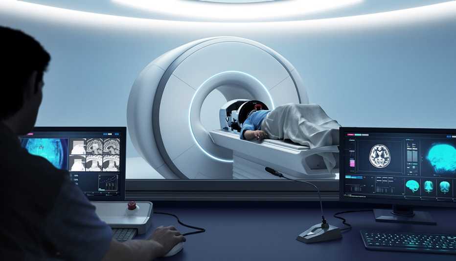 Un paciente al que le realizan un escáner cerebral