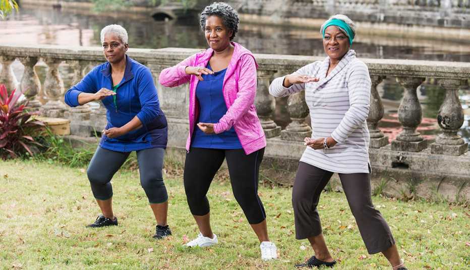 Tres mujeres practican tai chi