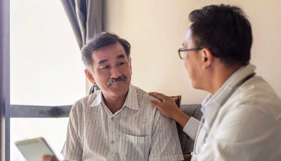 Un hombre consulta a su doctor