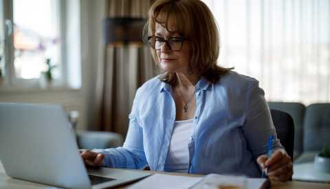 Una mujer hace una búsqueda en su computadora Una mujer hace una búsqueda en su computadora